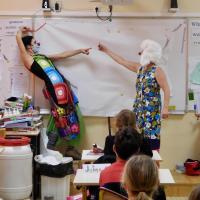 Des  clowns à l'école